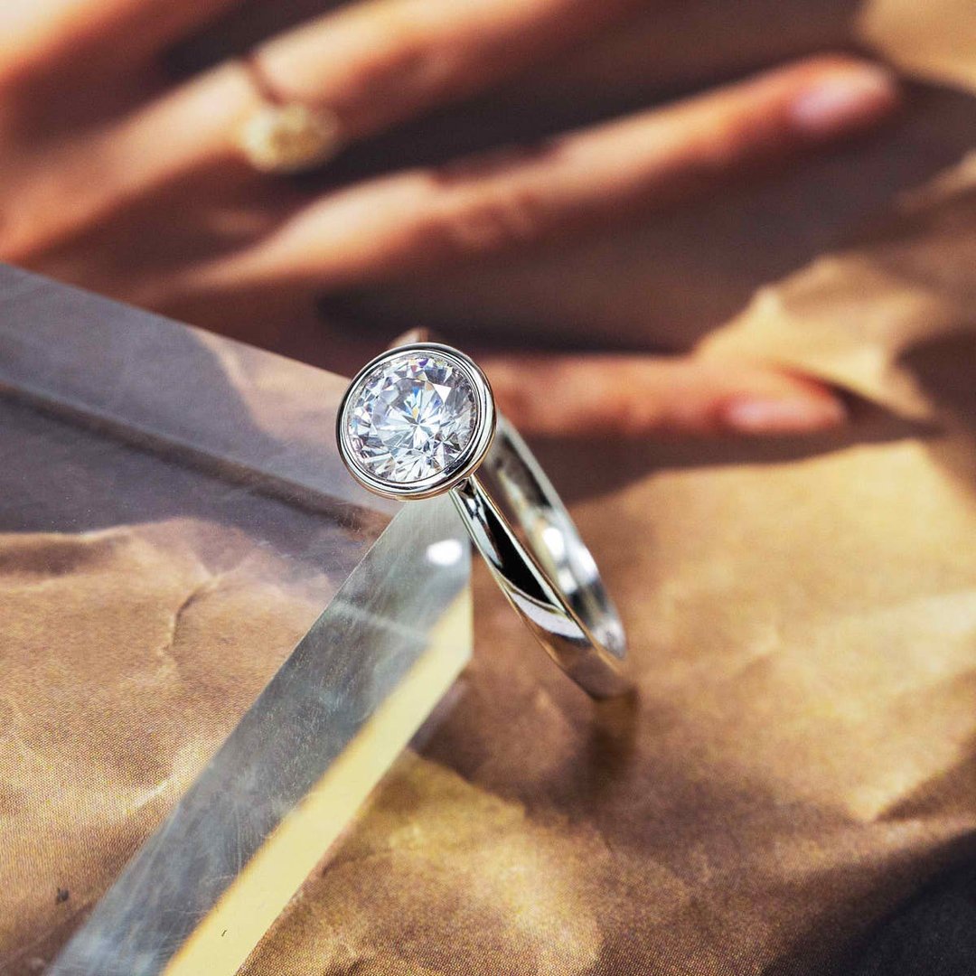 【PurpleMay Jewellery】纯18k金复古莫桑钻包镶订婚戒指婚戒 - 戒指 - 宝石 透明