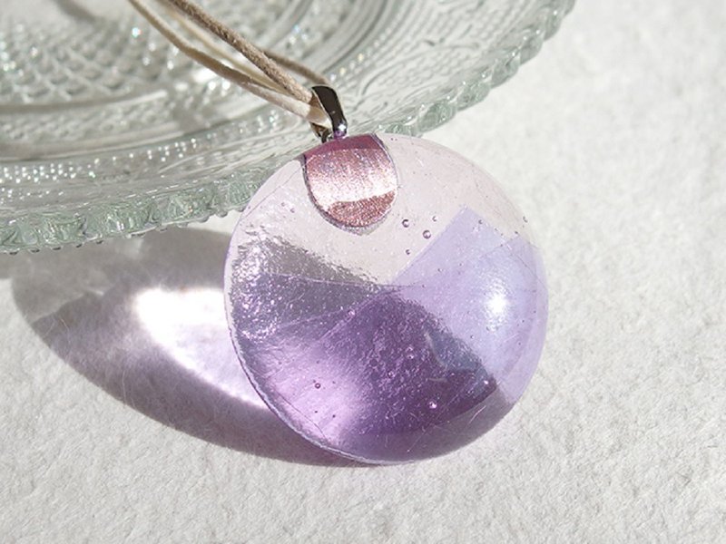 色が変わるガラスの山々(おね【マジック】)ネックレス【受注制作】 - 项链 - 玻璃 紫色