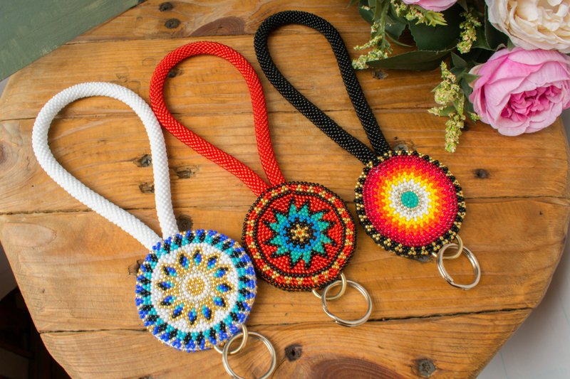 Beaded wrist lanyard, Bracelet keychain with medallion, Short lanyard for keys, - 钥匙链/钥匙包 - 其他材质 