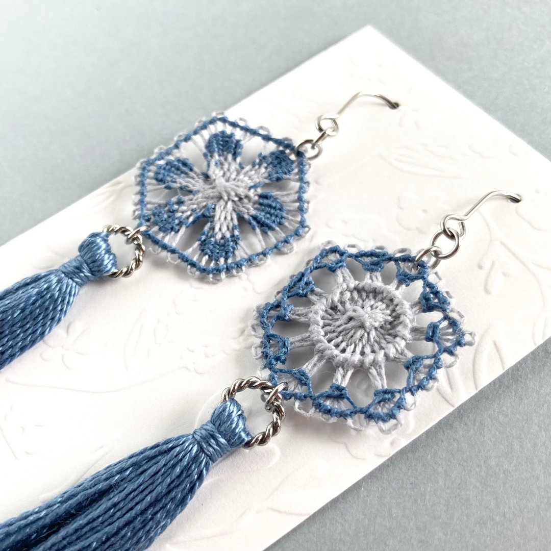 Blue & Gray Ñandutí Tassel Earrings 蓝灰色不对称编织流苏耳环 丝线不对称图纹与流苏的耳饰 蓝色 灰色 - 耳环/耳夹 - 绣线 蓝色