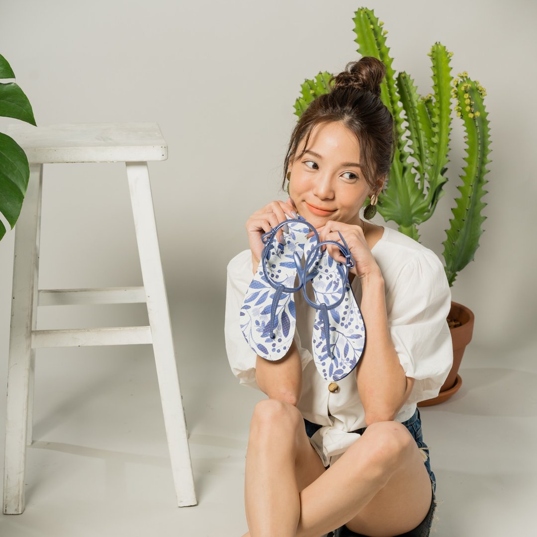 绑带T字凉鞋 LE设计 缤纷绘图 脚型修长 -Flora热情巴西蓝-白- - 男女凉鞋 - 橡胶 多色