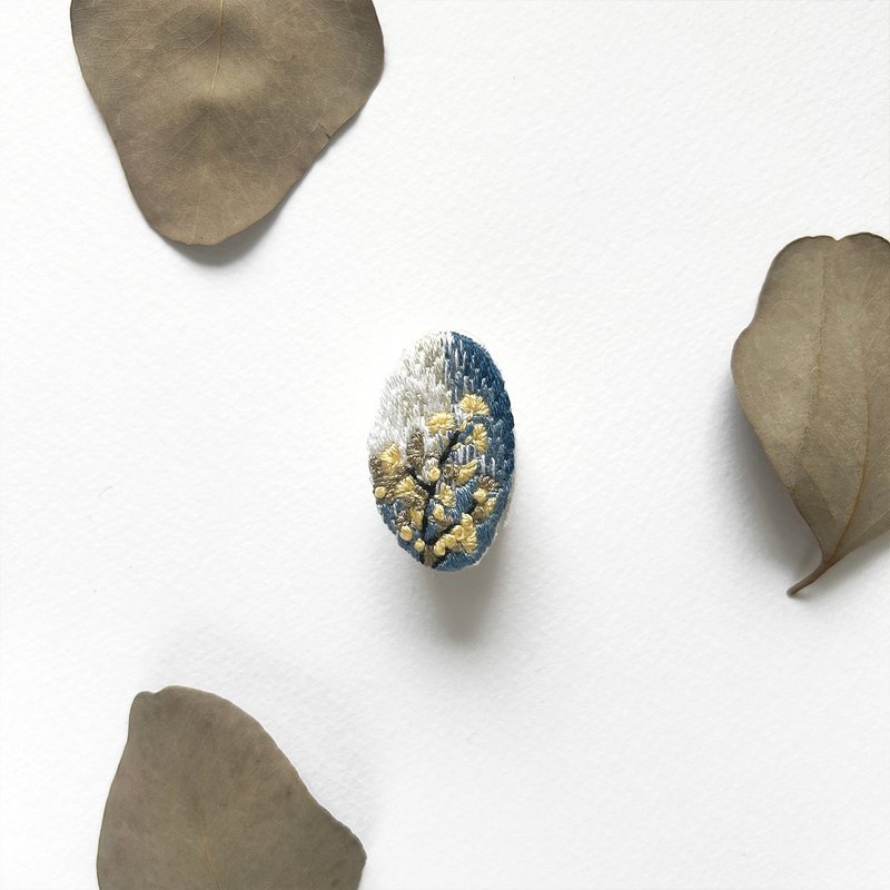 | 茷 | #214 | 手刺绣黄花风铃木胸针 - 胸针 - 绣线 黄色