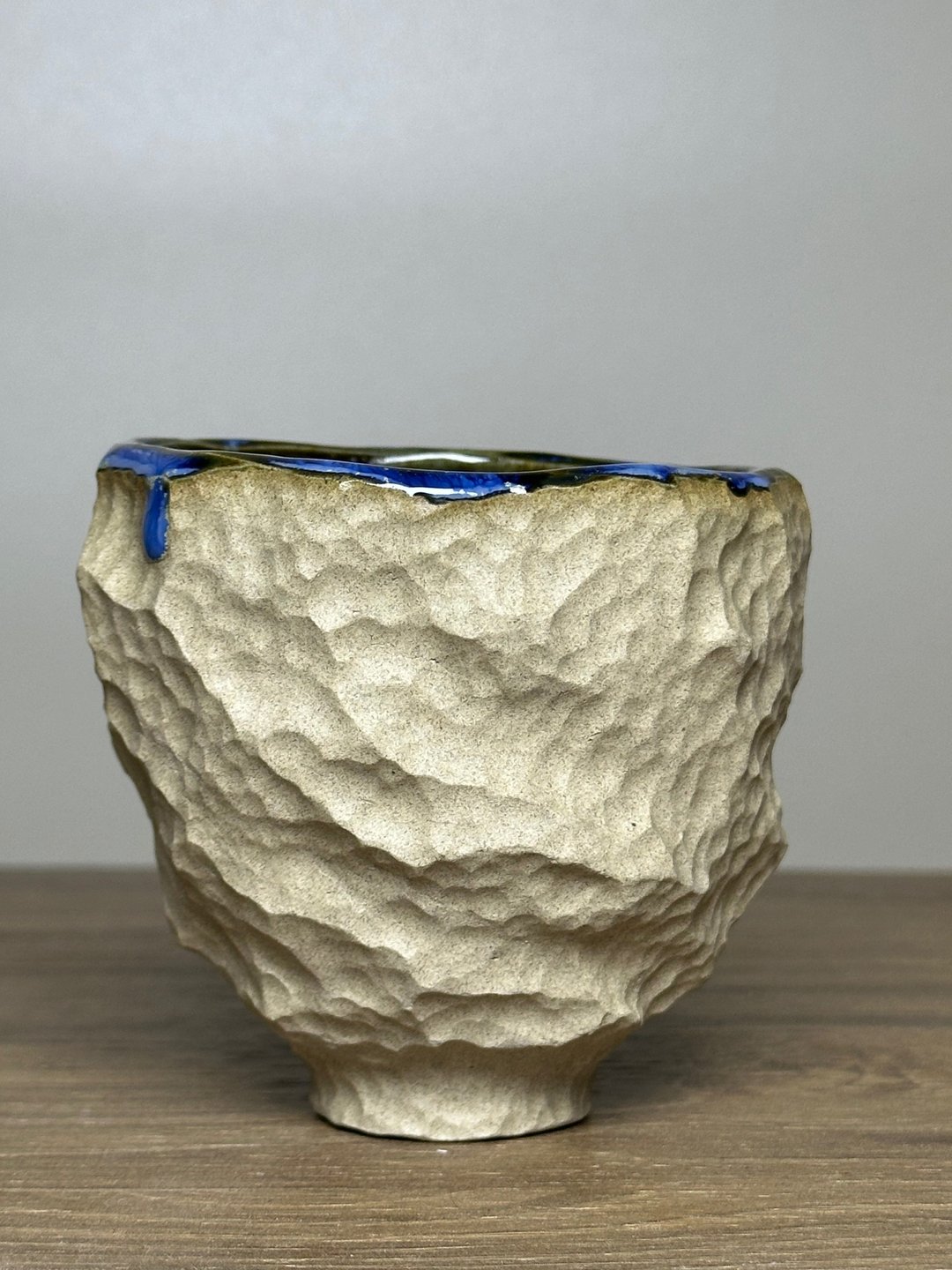 \n手工陶瓷茶碗 Chawan 侘寂风茶杯，岩石雕刻黏土杯，带深蓝色\n - 碗 - 陶 