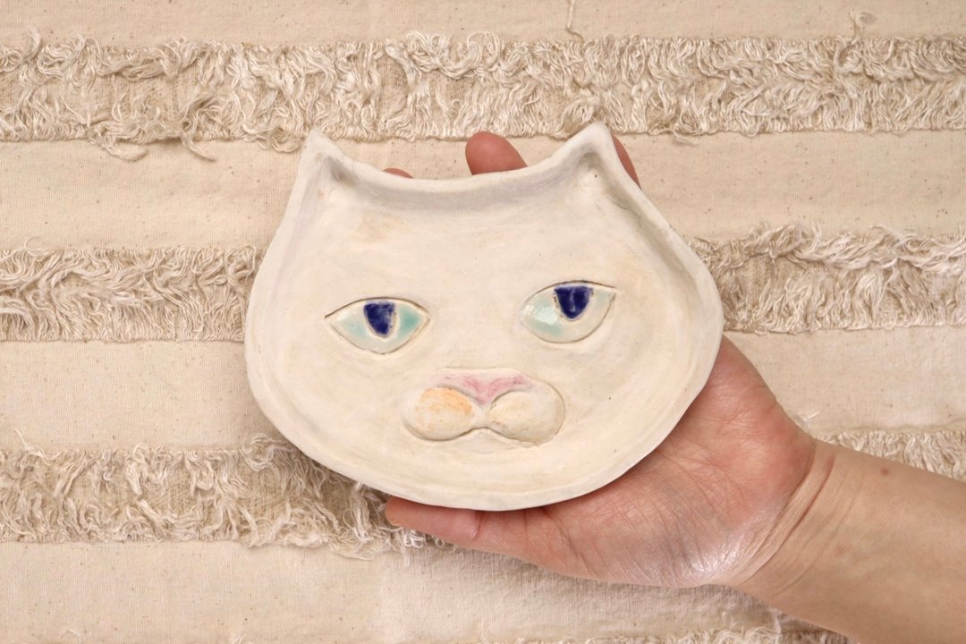 【母亲节礼物】手绘个性冷淡猫脸陶盘诧极风手捏雕纹饰品收纳盘 - 摆饰 - 陶 白色