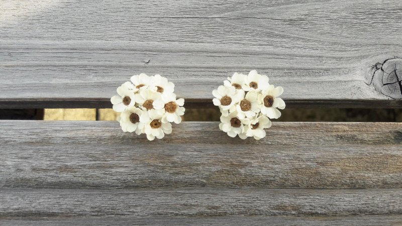 与实花||白梅花簇 干燥花 花耳环 手作 饰品 夹式 耳针 - 耳环/耳夹 - 植物．花 白色