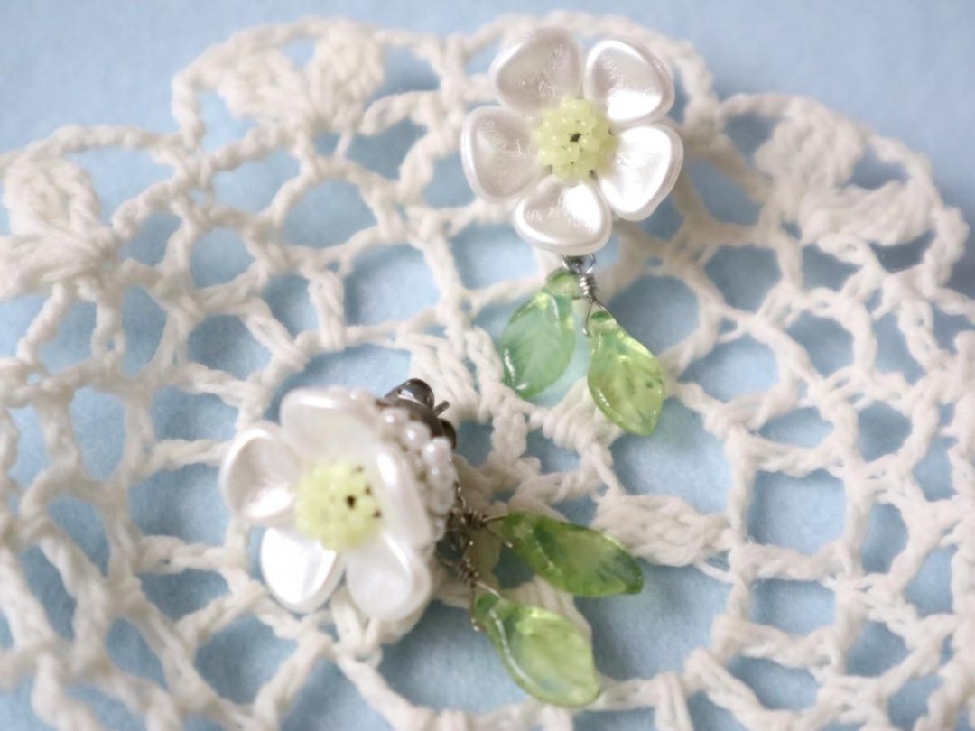 Candy Flower Pierce White 2way Type Flower Leaf Leaf White Delicate Cute Cute Elegant Gorgeous Plum Czech Beads Czech Glass Back Catch - 耳环/耳夹 - 玻璃 白色