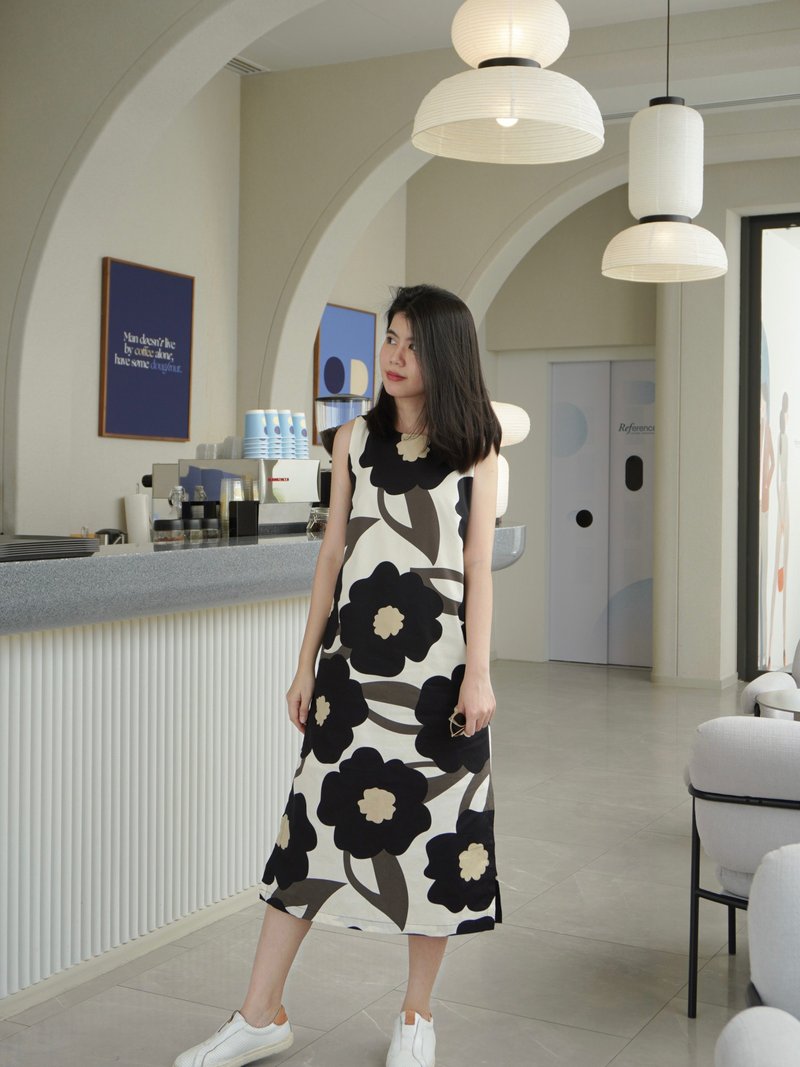 BIRUCHU 黑色花 长洋装 BLACK HANA DRESS -削肩连身裙，花痴图案，黑 - 洋装/连衣裙 - 棉．麻 黑色