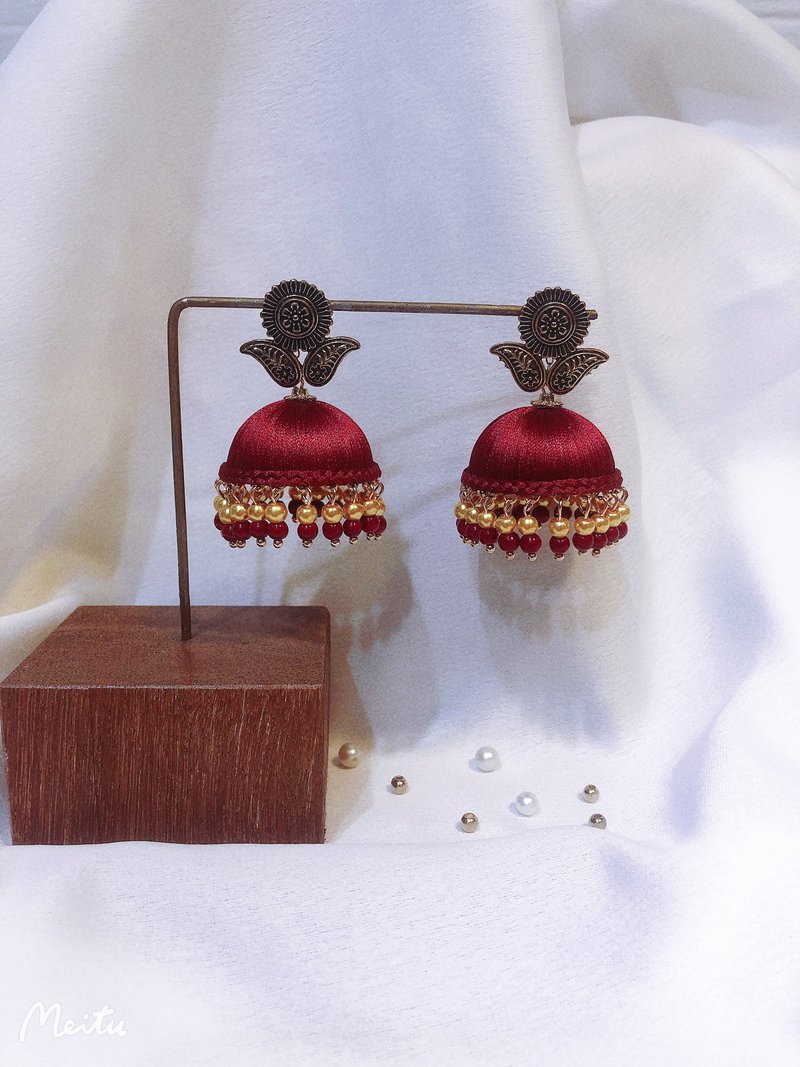 手作绣线印度风耳环 酒红 串珠 Jhumka - 耳环/耳夹 - 绣线 红色
