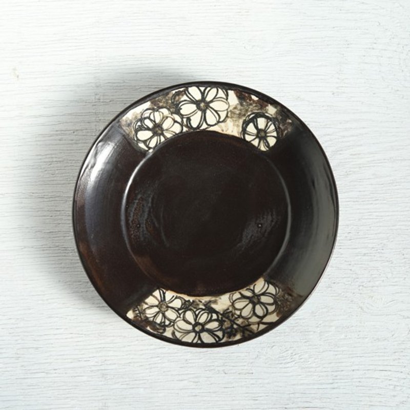 Black painting plate (chrysanthemum) - 浅碟/小碟子 - 陶 