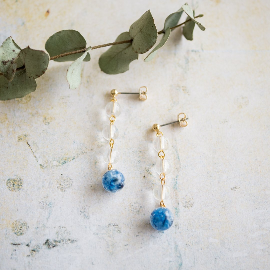 Kasumi grass and Acrylic beads light pierced earrings / Hypoallergenic metal fittings can be exchanged - 耳环/耳夹 - 树脂 蓝色