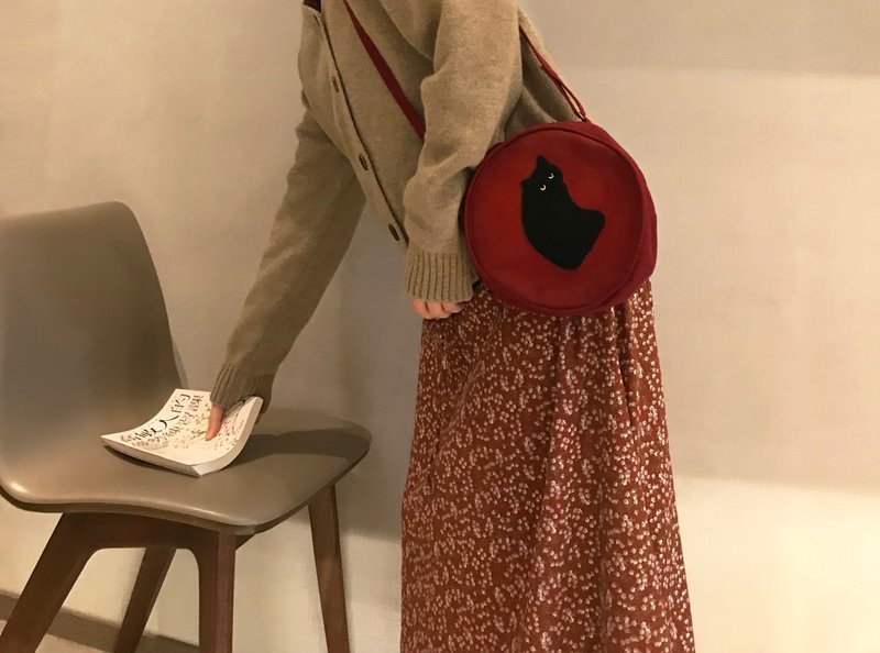 复古感手工斜背包/侧背包 长毛黑猫小圆包 - 侧背包/斜挎包 - 其他材质 红色