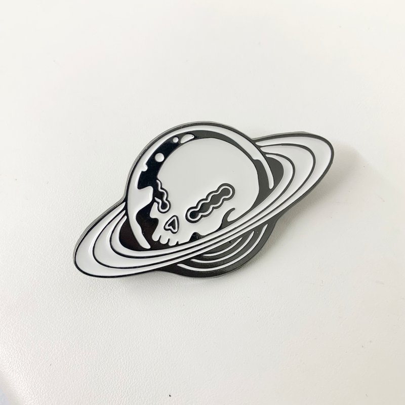 Skull Planet Black and White Enamel Pin - 胸针 - 其他金属 白色