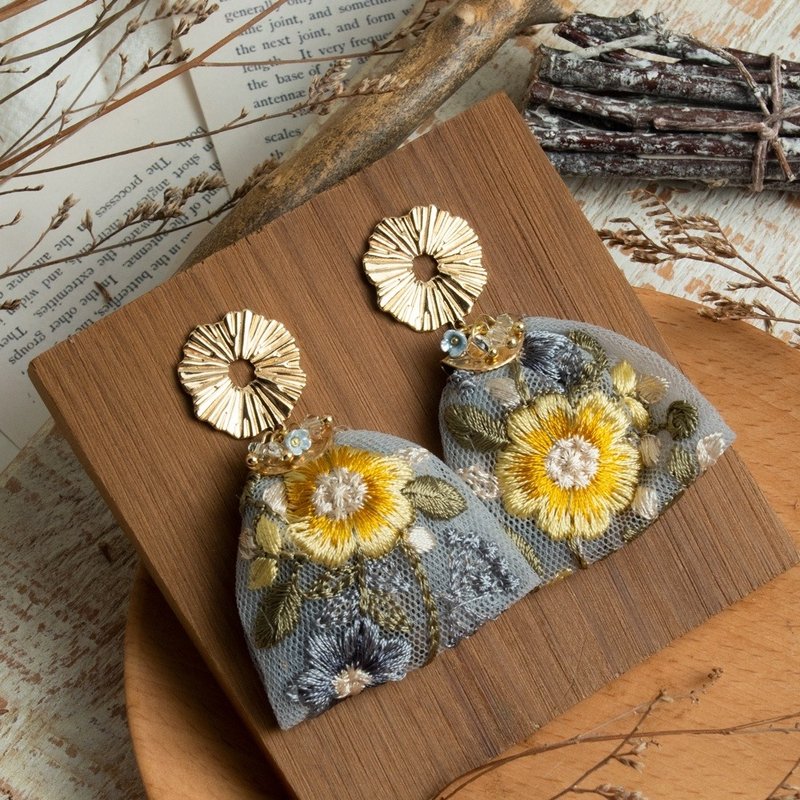 刺绣缎带耳环 蓝色 法式优雅质感 造型925银耳针限定 - 耳环/耳夹 - 其他金属 蓝色