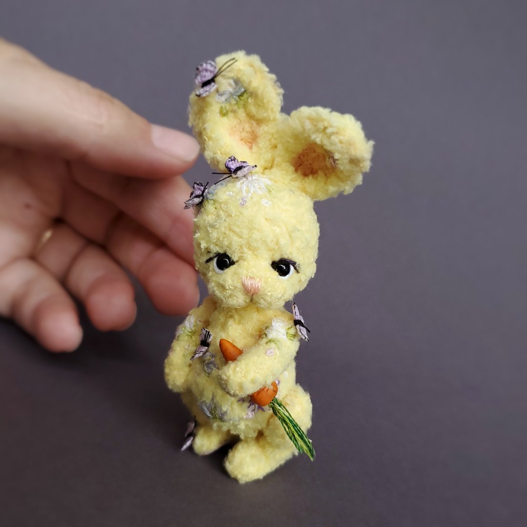 Ooak mini stuffed Bunny. Artist teddy. Dollhouse miniature. Do pet. Microtoysby - 玩偶/公仔 - 棉 黄色