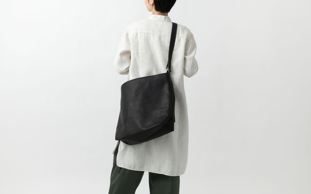 Himeji leather cowhide shoulder bag black XL - 侧背包/斜挎包 - 真皮 黑色