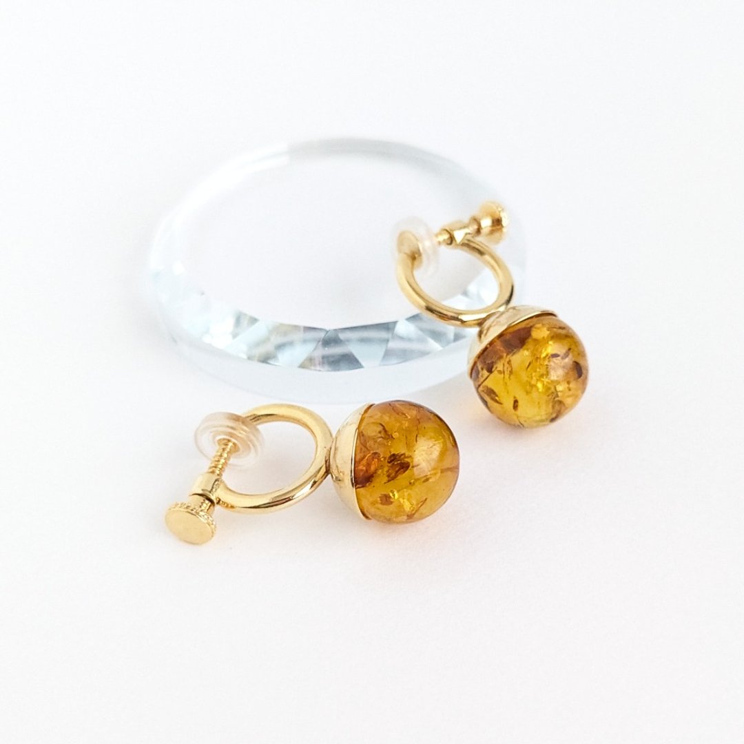 Pinkoi 代购 - 耳夹 [Amber ball/Gold] 琥珀 Amber 波罗的海 天然石 圆形耳夹 - 耳环/耳夹 - 宝石 橘色