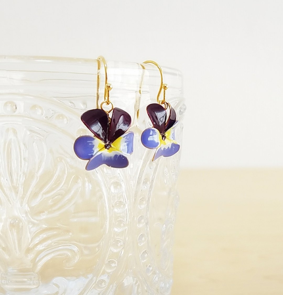 viola pierced earrings or clip-on earrings  B - 耳环/耳夹 - 树脂 蓝色