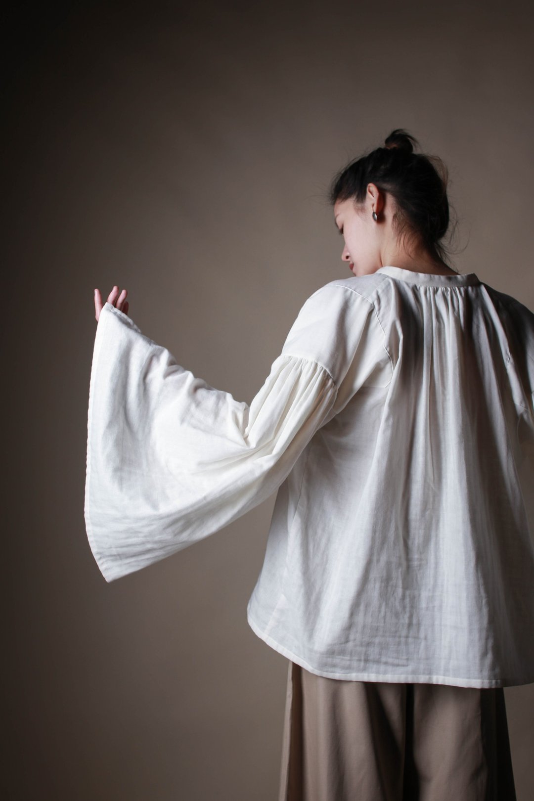 川 衣 WEAR BEING 宽袖散状领口绑带上衣 白 - 女装上衣 - 棉 白色