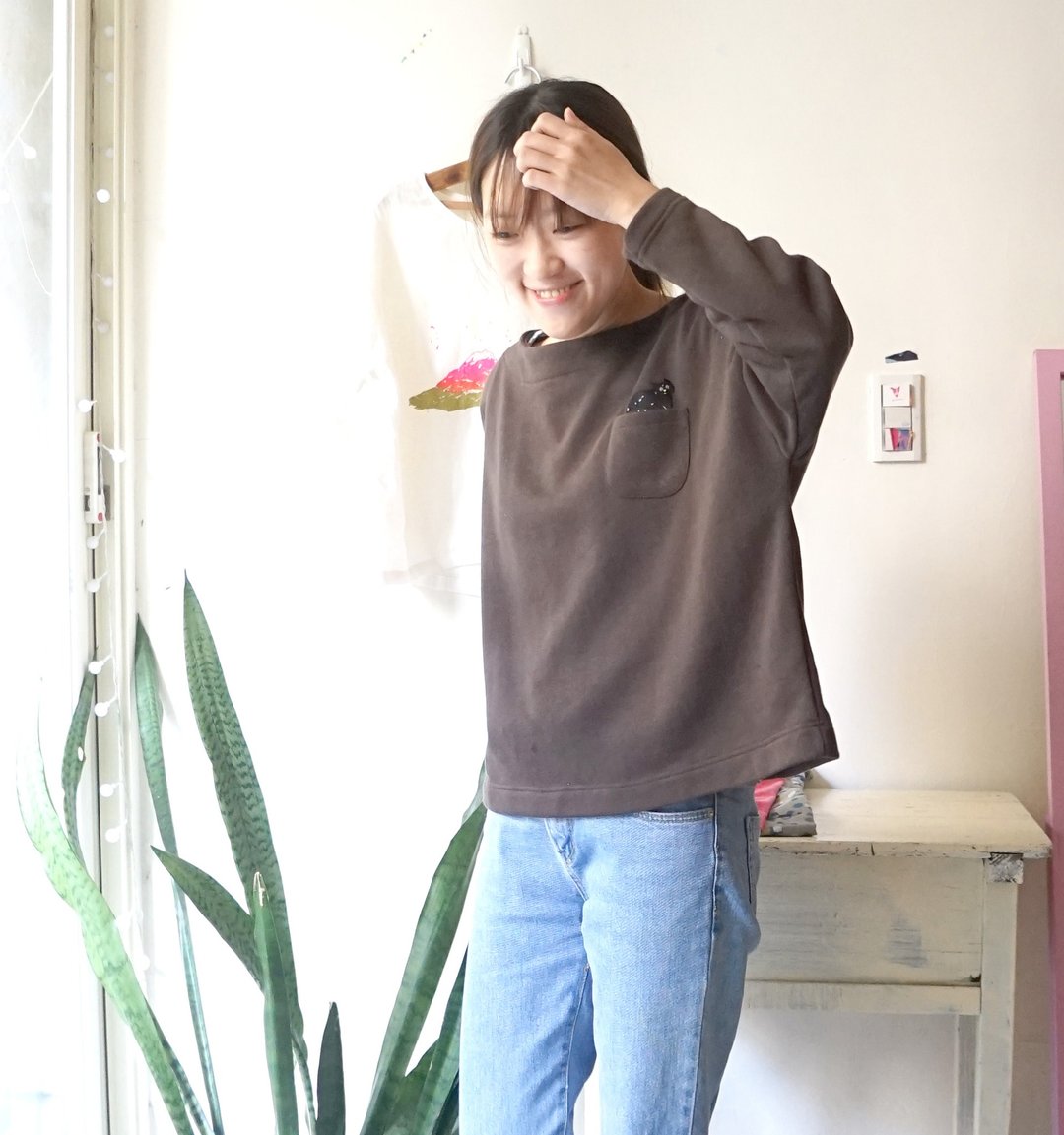 咖啡刺绣小猫可爱圆领宽袖上衣 - 女装上衣 - 棉 咖啡色