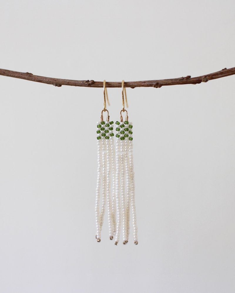 串珠耳饰_棋盘或绿豆糕/beading earing - 耳环/耳夹 - 玻璃 白色