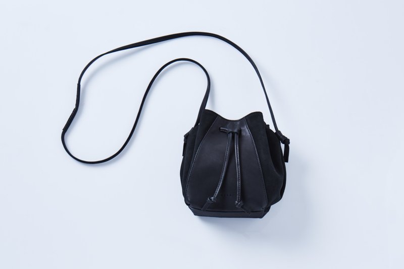 Muffin Panther (Jet Black)  : Leather Cross-Body BAG - 束口袋双肩包 - 真皮 黑色