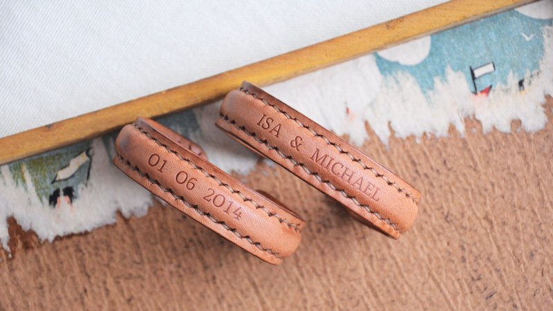 【皮革手鈪（1对装）｜Leather Bangle (A Pair) —白蜡啡 W.Waxed Maroon】皮革材料包 免费压字 皮革手鈪 情侣手鈪 皮革手镯 情人节礼物 圣诞礼物 意大利皮 植鞣革 皮革DIY 白蜡皮 擦蜡皮 - 皮件 - 真皮 咖啡色