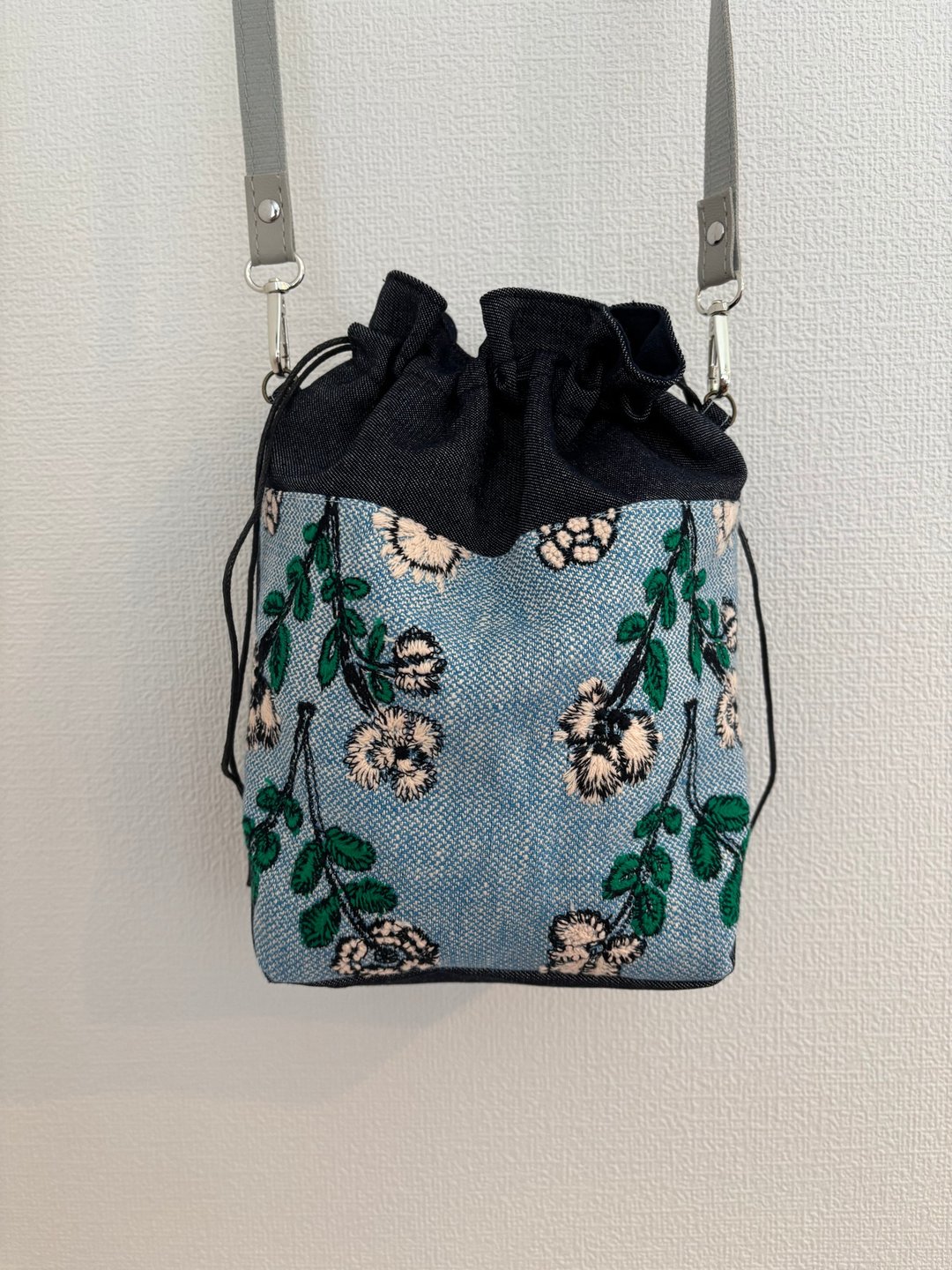 minä perhonen twins 布料拼接牛仔束口袋斜背包 浅蓝色 - 侧背包/斜挎包 - 棉 蓝色