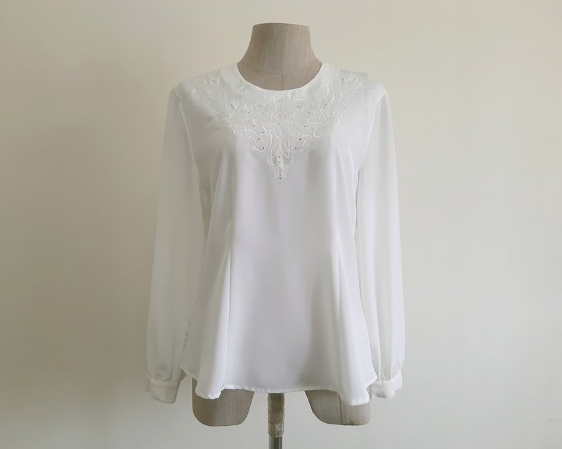 复古风白色刺绣女款长袖上衣，背扣设计 - 女装上衣 - 聚酯纤维 白色