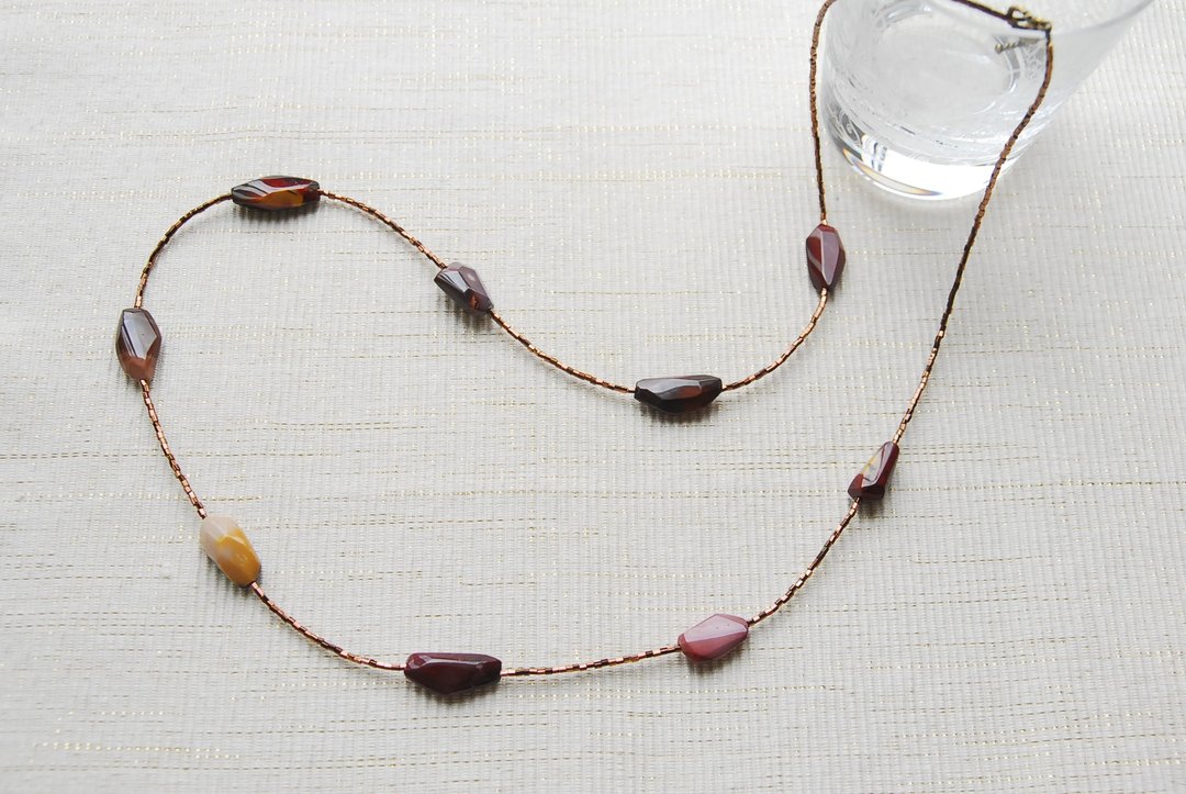再贩 慕阿凯特（Mookaite）原石与珠饰的巧克力色项链 - 项链 - 半宝石 咖啡色