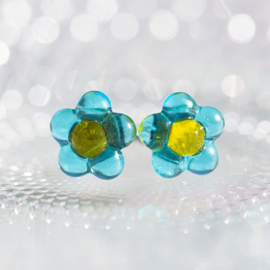 Flowering glass (Hanahana [blue]) Titanium earrings / Clip-On[Choice of metal fittings] [Made to order] - 耳环/耳夹 - 玻璃 蓝色