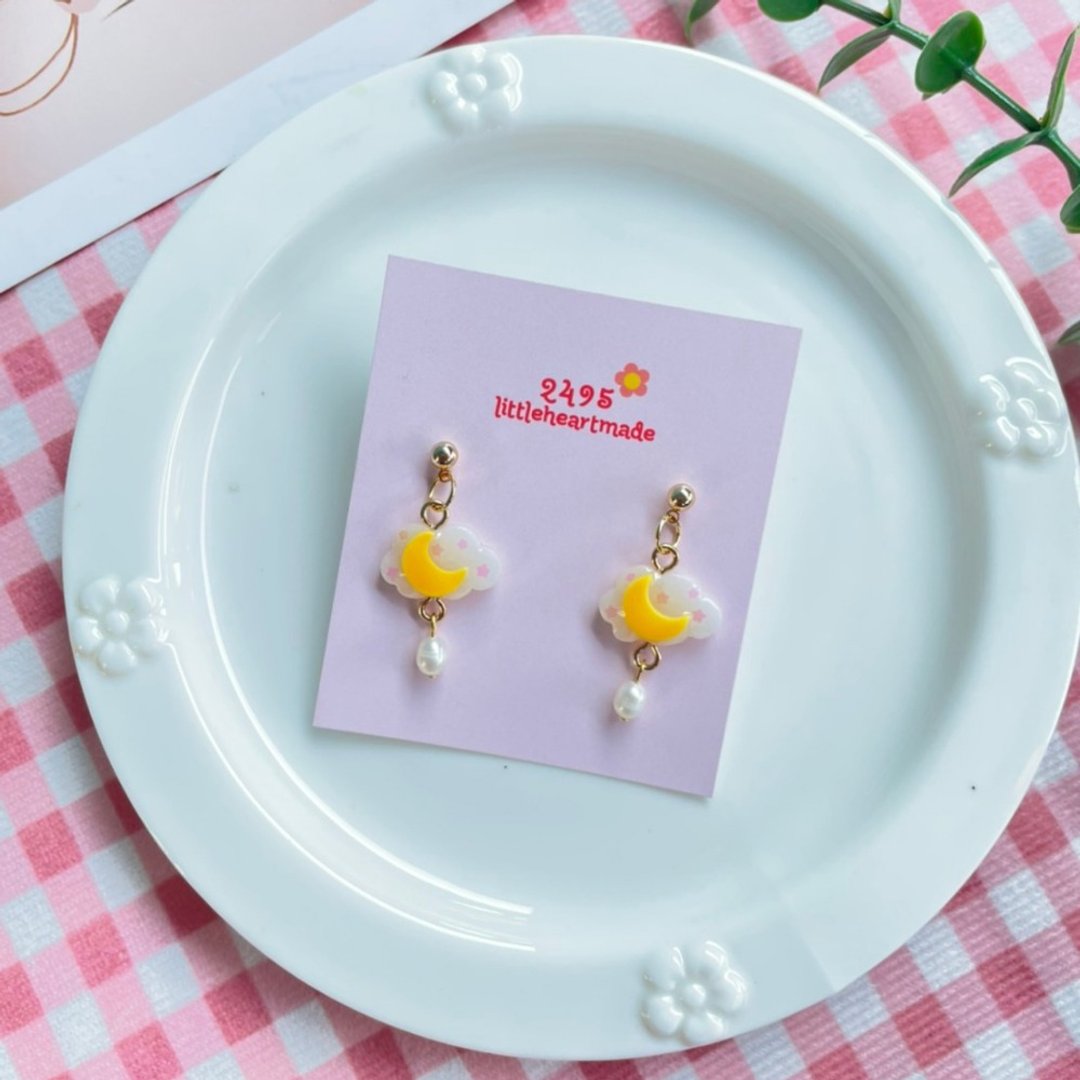 Sweet moon on white cloud polymer clay earring - 耳环/耳夹 - 粘土 白色