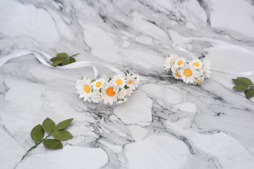 Wedding flower wrist corsage white daisies floral bracelet (1 pc) - 胸花/手腕花 - 纸 白色
