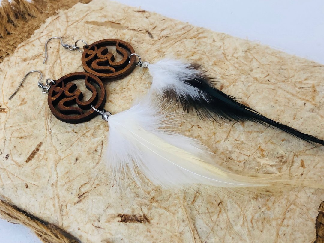 Om Feathers Wooden Earrings Black and White Feathers, Gift for Her - 耳环/耳夹 - 木头 咖啡色