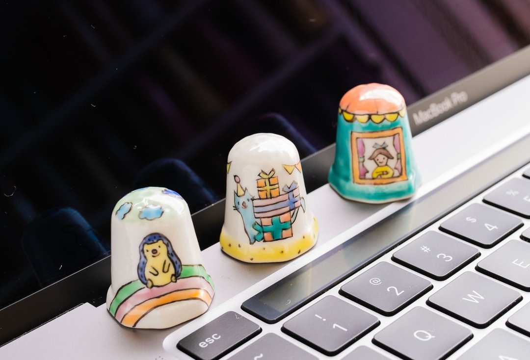 [Kutani ware thimble fairy tale series 4 types] Why don't you decorate a high-class Kutani ware around your desk, sideboard, or a little space in your house? - 摆饰 - 陶 白色