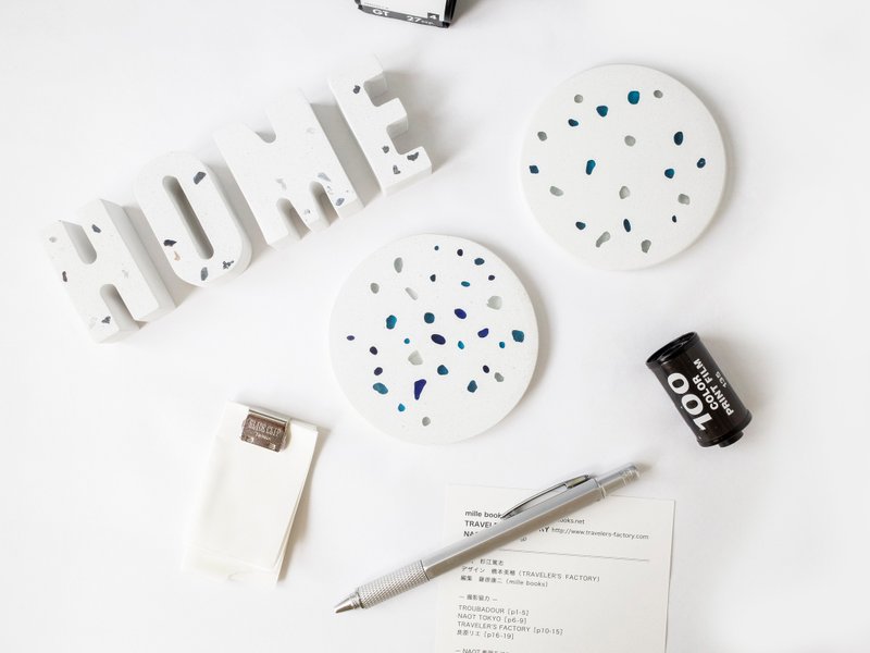 无所视室│琉璃石磨石子水泥杯垫 天蓝混透明 - 杯垫 - 水泥 白色