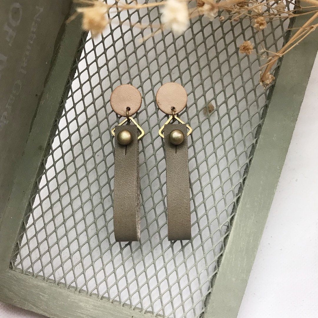 皮革耳环_耳针式_圆缎带1号作品_原皮搭灰白 - 耳环/耳夹 - 真皮 灰色