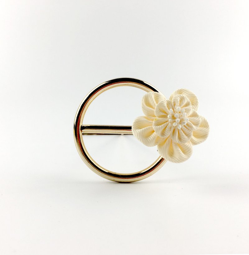 Kaika Ato / 花之月-淡藕粉 / 日式和风布花 / つまみ细工 花簪 - 发饰 - 其他材质 橘色