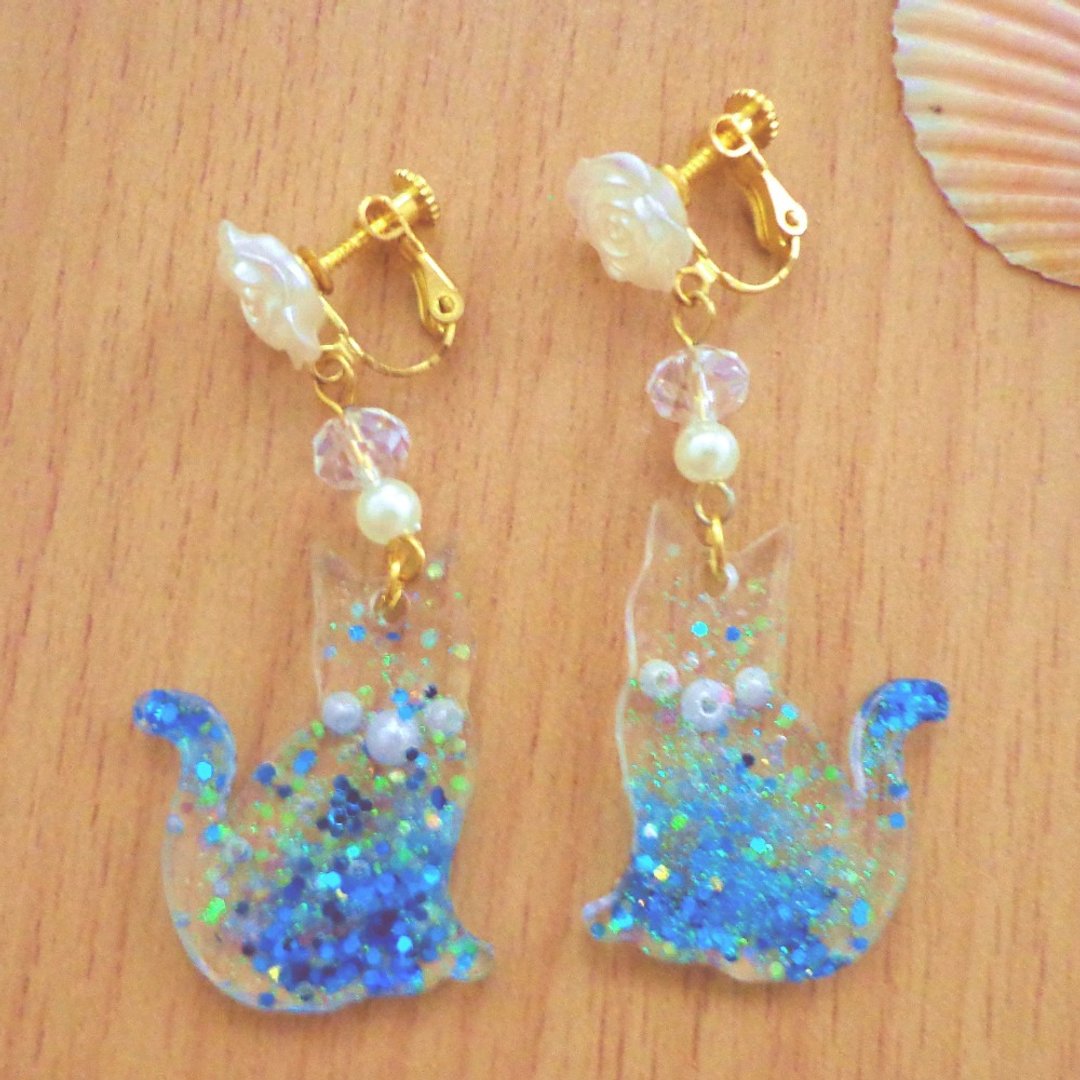 Blue Transparent Cat Earrings in Pierce and Clip-on Decor with Blue Glitter - 耳环/耳夹 - 树脂 蓝色