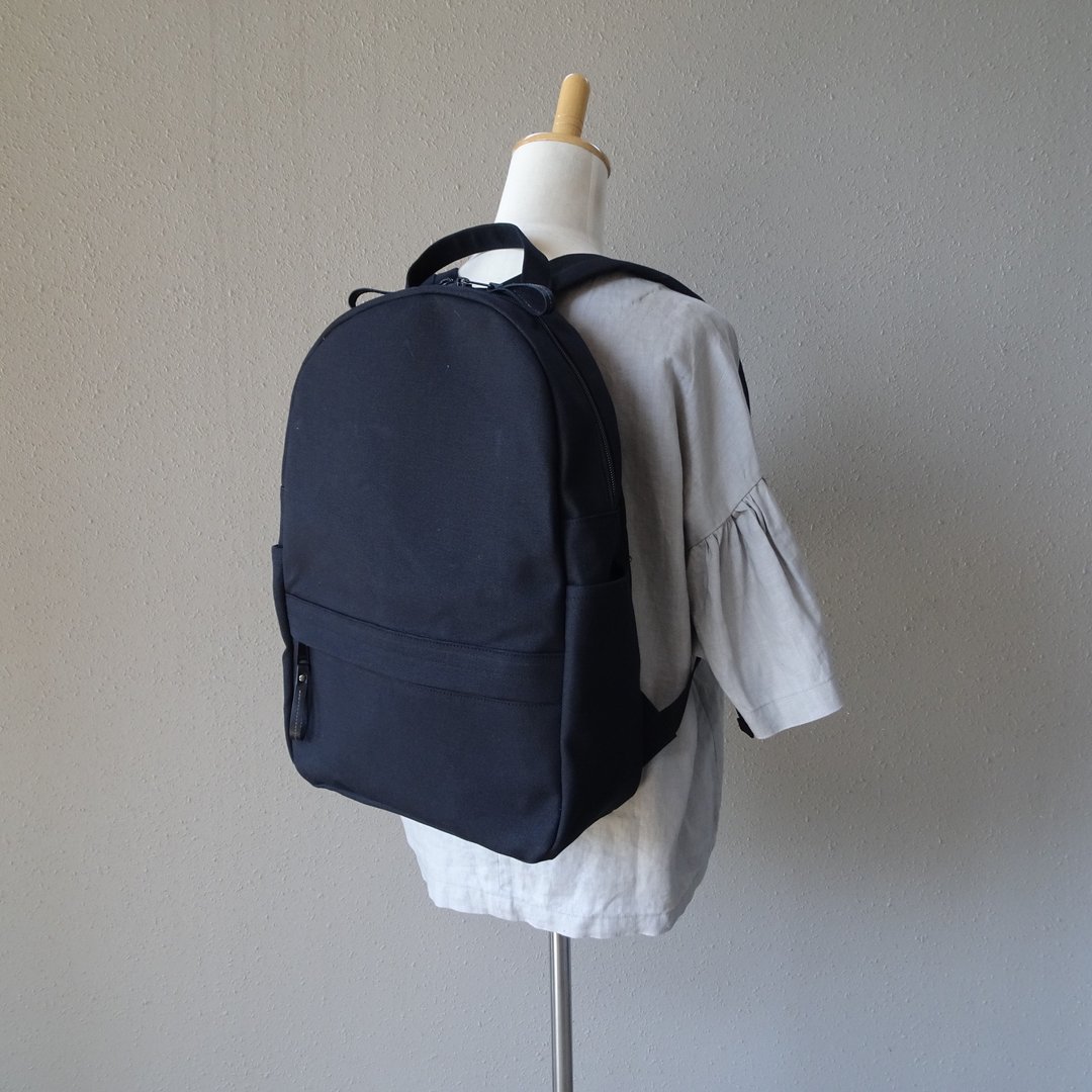 Handmade Japanese canvas backpack / round shape / black - 后背包/双肩包 - 棉．麻 黑色