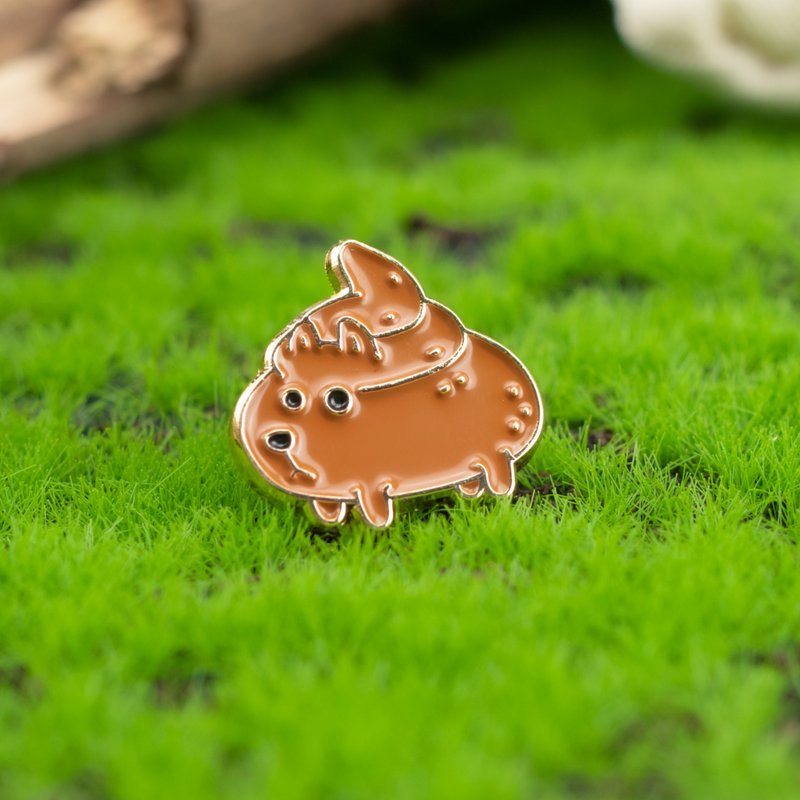 Dog Poop Enamel Pin — 宠物饲主的送礼灵感 | 可爱的狗屎徽章 | 犬のふん - 胸针 - 其他金属 咖啡色