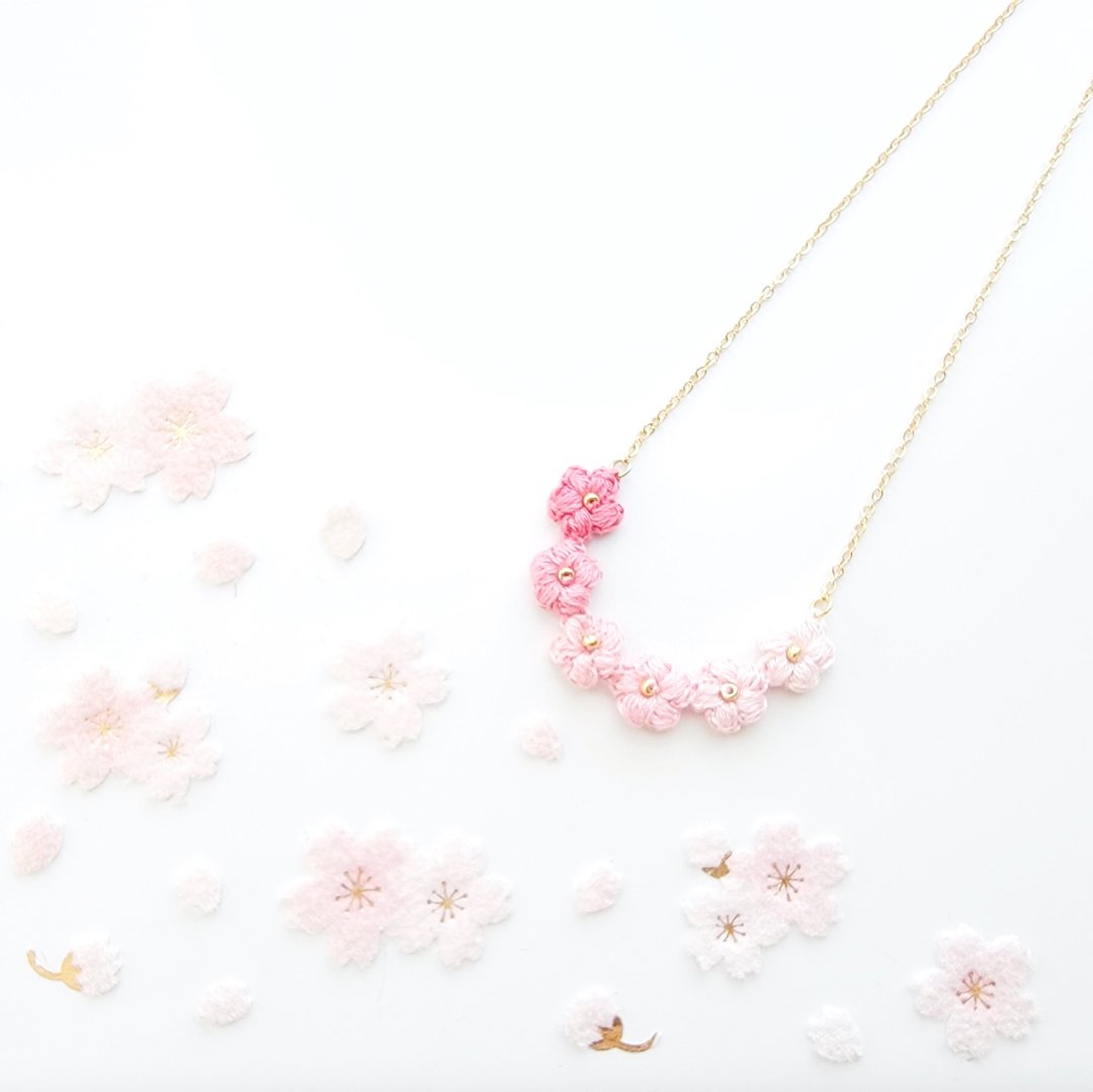 新品万岁! 微笑项链 樱花 Crochet Flower Smile Pendant Necklac - 项链 - 绣线 粉红色