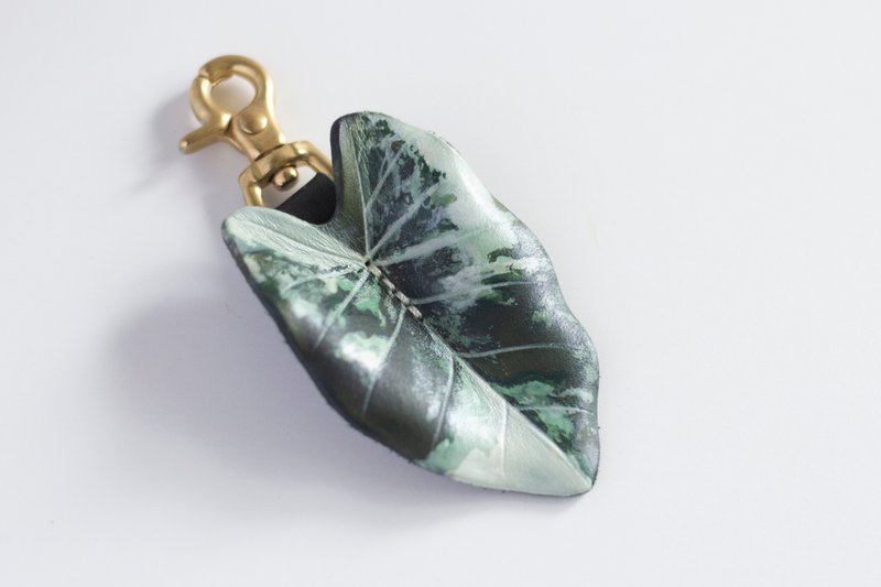 Alocasia macrorrhiza Variegated 斑叶姑婆芋 皮革黄铜挂饰 - 钥匙链/钥匙包 - 真皮 绿色