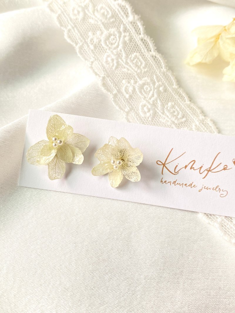 春季特辑-花精灵浅黄色绣球花珍珠造型耳环#uv胶#永生花 - 耳环/耳夹 - 不锈钢 黄色