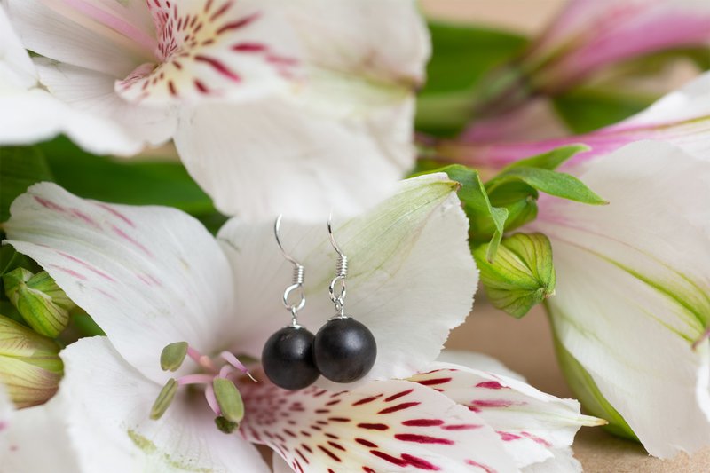 纯银耳环与Shungite珠子8毫米 - 耳环/耳夹 - 银 银色