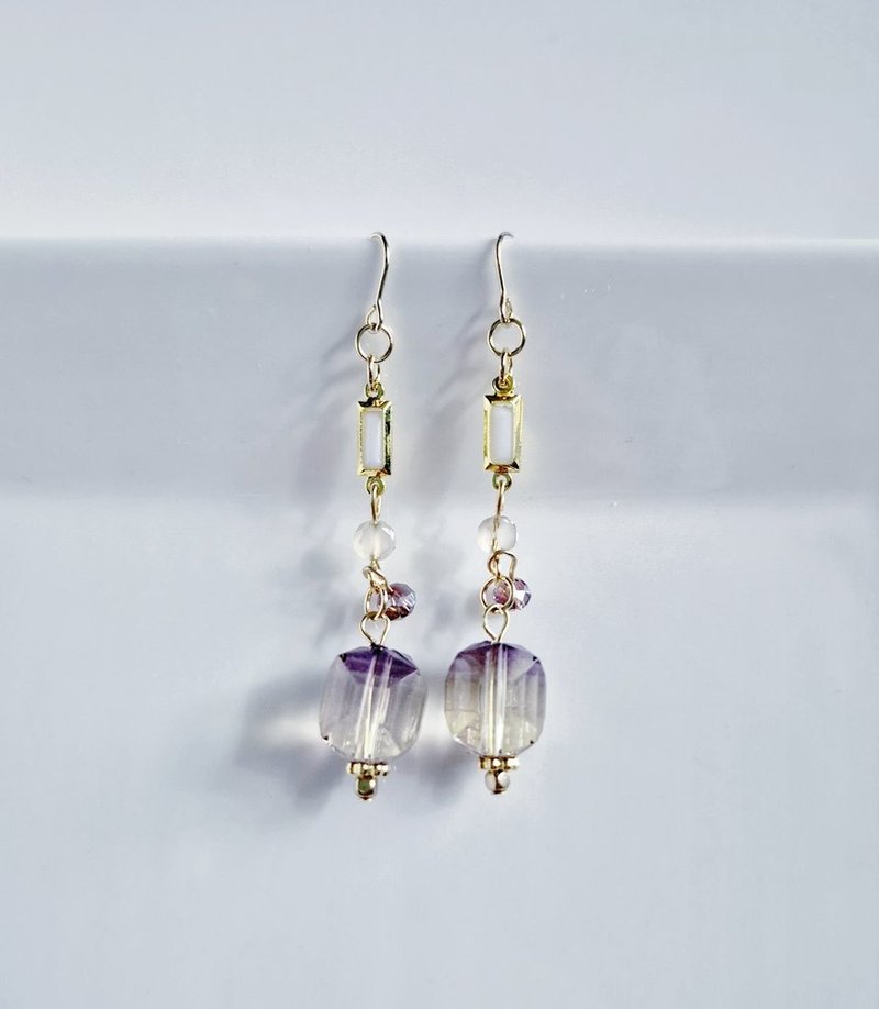 彩绘玻璃风格压克力珠饰与俐落压克力镜框宝石时髦耳饰，三色堇配色，生日礼物，可更换为抗过敏耳针或耳夹。 - 耳环/耳夹 - 玻璃 紫色