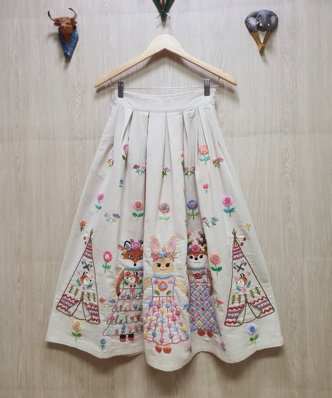 裙子 | 手绣 | 棉质 | 花朵、鹿、狐狸、兔子、Tipi 帐篷图案 - 裙子 - 绣线 白色