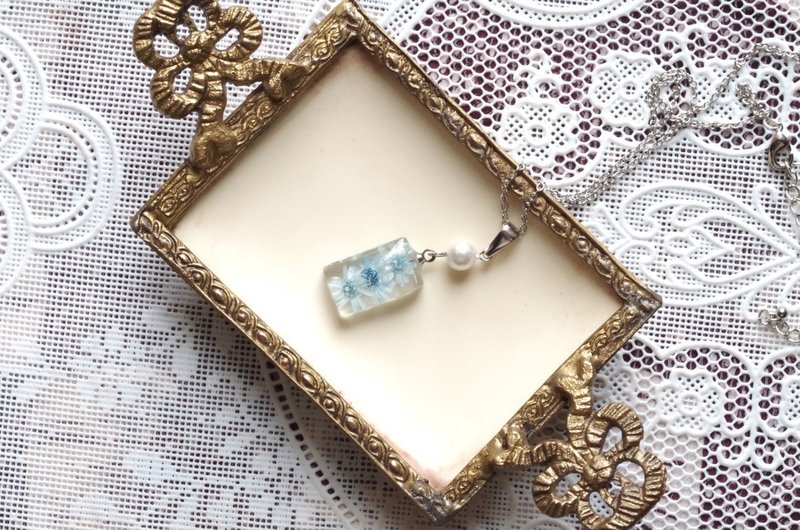 树脂艺术 花朵与棉珍珠坠饰・浅蓝色 - 项链 - 其他材质 蓝色