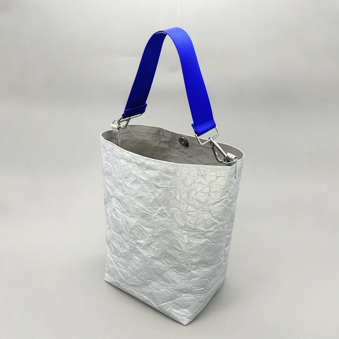 【东京直送】特殊材质环保斜背包 silver × ultramarine blue - 侧背包/斜挎包 - 防水材质 银色