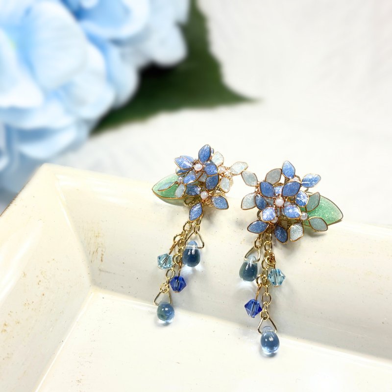 雨色绣球花与水晶 双重风格耳针/耳夹 蓝色绣球花 树脂 抗过敏 - 耳环/耳夹 - 树脂 蓝色