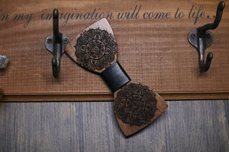 一枚有灵魂且帅气的胡桃木雕花领结免费刻字 - 领结/领巾 - 木头 咖啡色